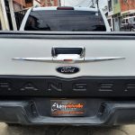 ACCESORIO-CROMADO-CHAPA-QUINTA-PUERTA-FORD-RANGER-2012-2019-INSTALADO-2-scaled-scaled