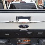 ACCESORIO-CROMADO-CHAPA-QUINTA-PUERTA-FORD-RANGER-2012-2019-INSTALADO-3-scaled-scaled