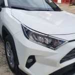 KIT-CROMADO-TOYOTA-RAV4-2019-2020-INSTALADO-3-scaled-scaled